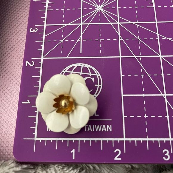 Signed Sarah Coventry Circa 1964 Snow White Collection Small Flower Pin - Picture 4 of 4